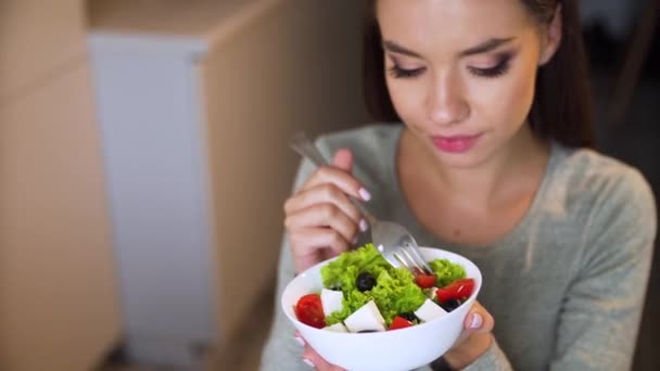 Dieet voeding. Vrouw eten plantaardige verse salade Closeup — Stockvideo