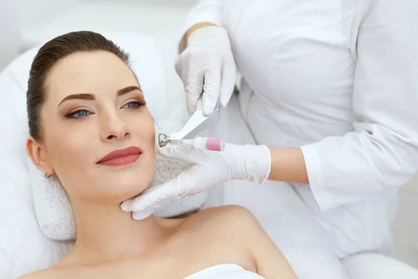 美容诊所。妇女做面部皮肤低温氧治疗 — 图库照片