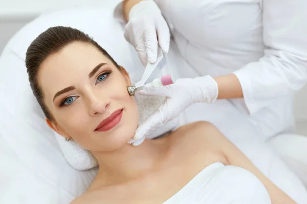 Beauty Clinic. Woman Doing Face Skin Cryo Oxygen Treatment — Stock Photo, Image