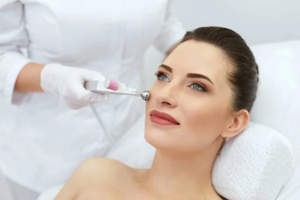 Beauty Clinic. Woman Doing Face Skin Cryo Oxygen Treatment — Stock Photo, Image