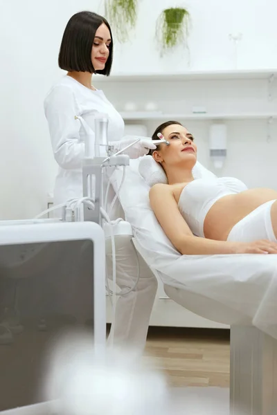 Криотерапия кожи лица. Беременная женщина на косметологическом лечении — стоковое фото