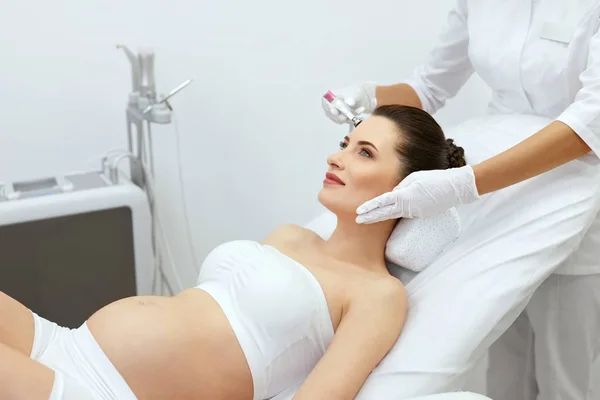 Gezicht huid Cryo therapie. Zwangere vrouw op cosmetologie behandeling — Stockfoto