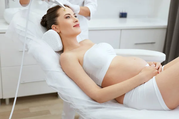 Clínica de Cosmetología. Embarazada mujer getting cara piel peeling — Foto de Stock