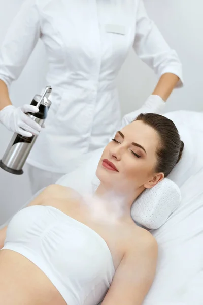 Cosmetologie. Vrouw in gezicht zuurstof cryotherapie op beautycentrum — Stockfoto