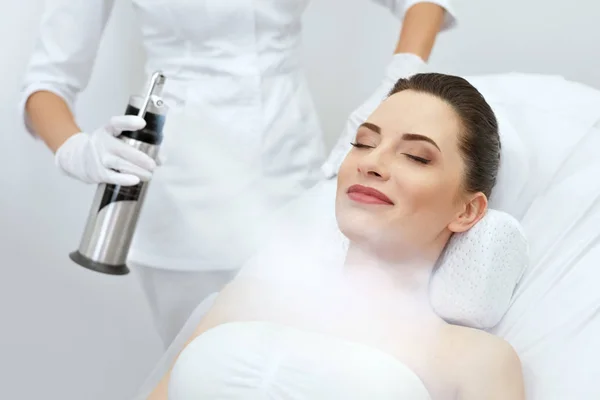 Cosmetologie. Vrouw in gezicht zuurstof cryotherapie op beautycentrum — Stockfoto