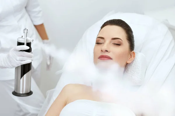 Cosmetologie. Vrouw in gezicht zuurstof cryotherapie op beautycentrum — Stockfoto