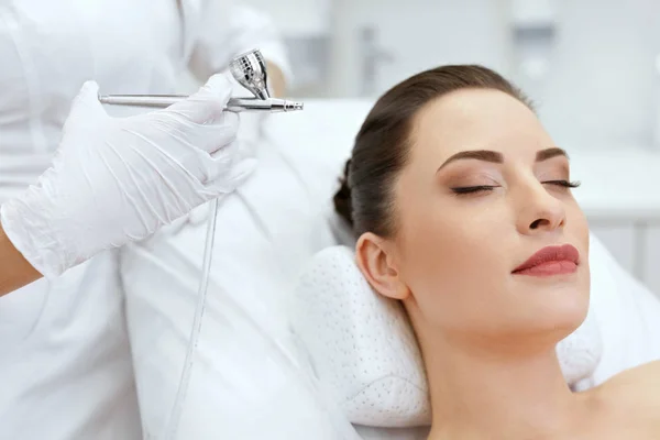Cuidado de la piel de belleza facial. Mujer recibiendo tratamiento de pulverización de oxígeno — Foto de Stock