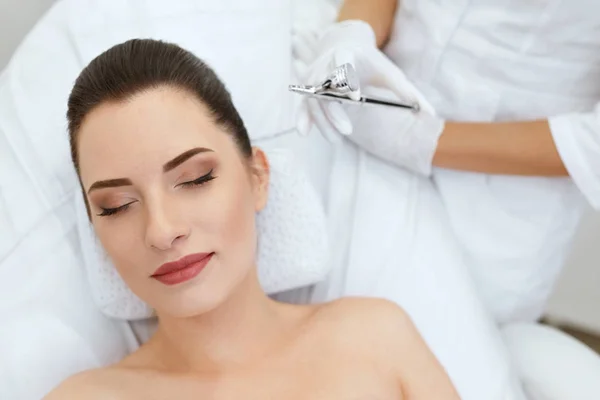 Cuidado de la piel de belleza facial. Mujer recibiendo tratamiento de pulverización de oxígeno — Foto de Stock