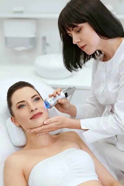 Pielęgnacja skóry. Kobieta na twarzy niebieski światło stymulacji — Zdjęcie stockowe