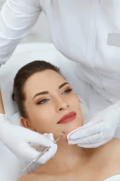 Schoonheid. Vrouw op mechanische gezichtsreiniging op cosmetologie — Stockfoto