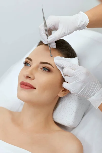 Piękno. Kobieta na mechaniczne oczyszczanie twarzy w kosmetologii — Zdjęcie stockowe