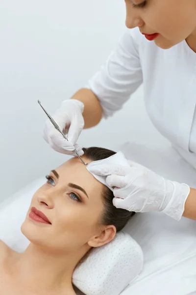 Limpieza de la piel de la cara. Mujer en limpieza mecánica facial — Foto de Stock