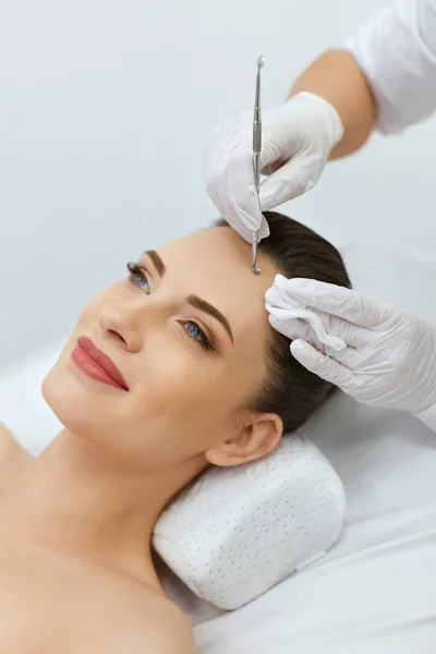 Beauty. Woman On Mechanical Facial Cleansing At Cosmetology — Stock Photo, Image