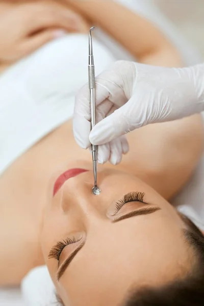 Schoonheid. Vrouw op mechanische gezichtsreiniging op cosmetologie — Stockfoto