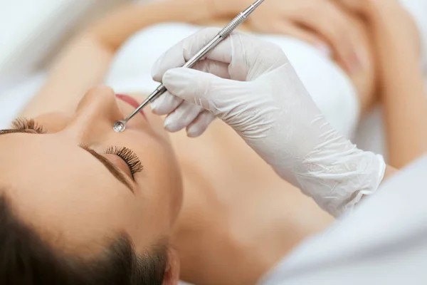 Belleza. Mujer en la limpieza facial mecánica en cosmetología — Foto de Stock