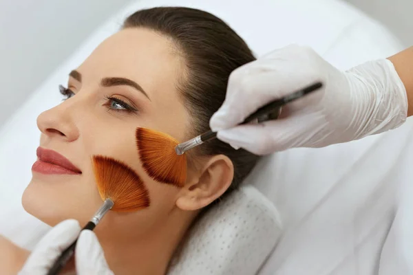 Cuidado de la piel facial. Mujer consigue cepillos tratamiento en belleza clínica —  Fotos de Stock