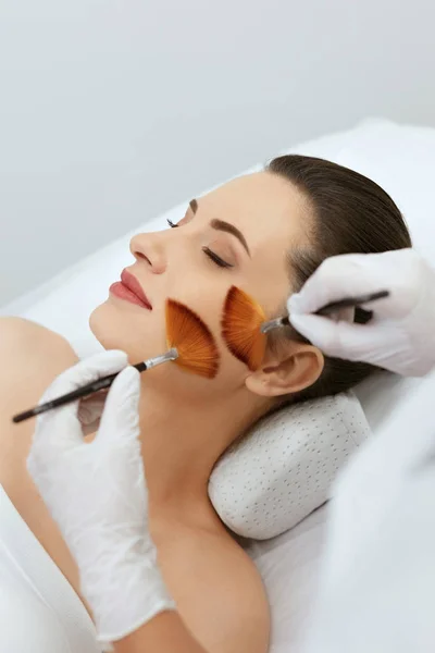 Cuidado de la piel facial. Mujer consigue cepillos tratamiento en belleza clínica — Foto de Stock