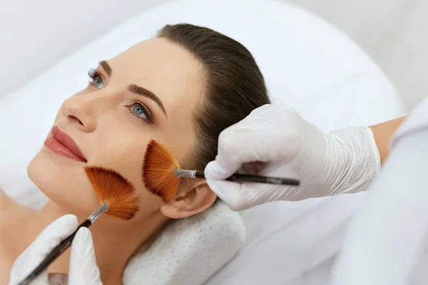 Hudvård för ansiktet. Kvinna får borstar behandling på skönhetsklinik — Stockfoto