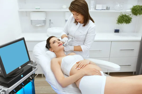 De zorg van de huid. Zwangere vrouw op het gezicht reinigen bij Beauty Clinic — Stockfoto