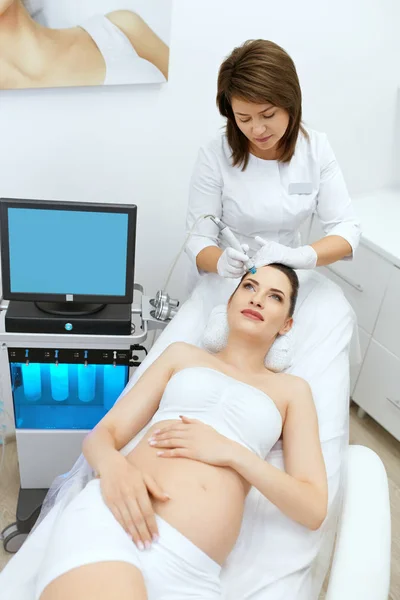 De zorg van de huid. Zwangere vrouw op het gezicht reinigen bij Beauty Clinic — Stockfoto