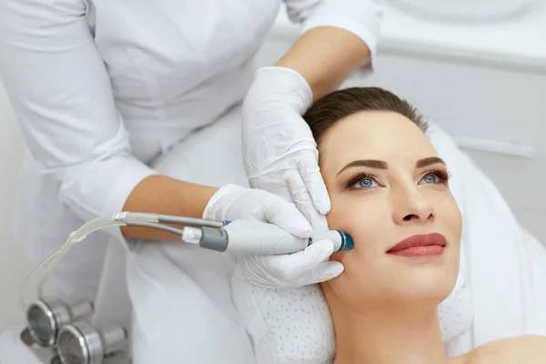 Zorg van de huid van het gezicht. Close-up van vrouw gezicht reinigen op cosmetologie — Stockfoto