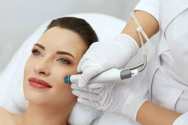 Pielęgnacja skóry twarzy. Zbliżenie twarzy kobieta czystek w kosmetologii — Zdjęcie stockowe