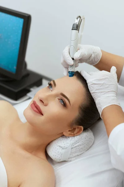 Hudvård för ansiktet. Närbild av kvinna ansikte rengöring på kosmetika — Stockfoto