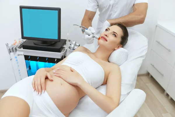 Terhes nő egyre arckezelés a klinika kozmetológiai — Stock Fotó