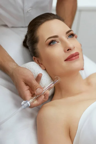 Gesichtsreinigung in der Schönheitsklinik. Frau bekommt Vakuumbehandlung — Stockfoto