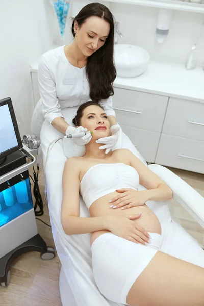 Clínica de belleza. Embarazada mujer haciendo intenso peeling tratamiento —  Fotos de Stock