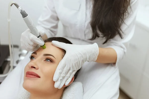 Cuidado de la piel facial. Mujer recibiendo tratamiento hidroexfoliante facial —  Fotos de Stock