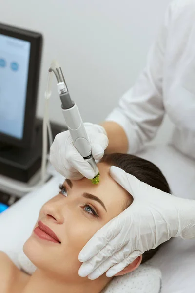 Cuidado de la piel facial. Mujer recibiendo tratamiento hidroexfoliante facial — Foto de Stock