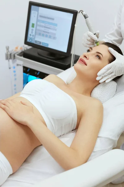 Clinica di bellezza. Donna incinta che fa un intenso trattamento di peeling — Foto Stock