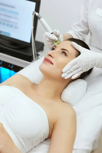 Cuidado de la piel facial. Mujer recibiendo tratamiento hidroexfoliante facial —  Fotos de Stock