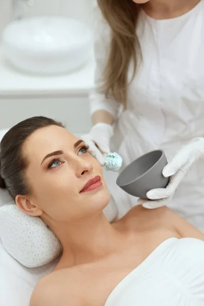 Cuidado de la piel facial. Mujer haciendo mascarilla facial de alginato en cosmetología —  Fotos de Stock