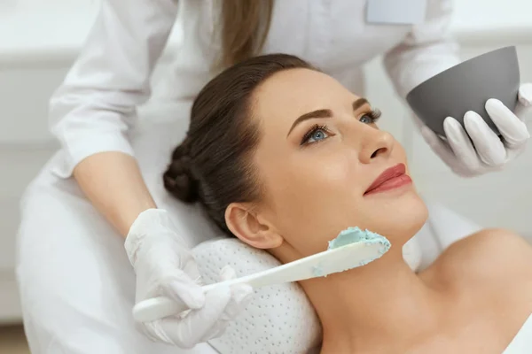 Gezichtsmasker. Vrouw die Cosmetisch Alginaat Masker op de huid toepast — Stockfoto