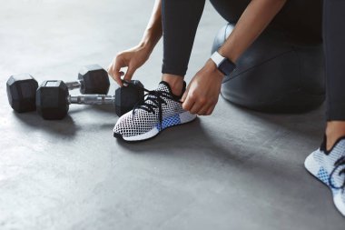 Spor ayakkabı. Eller kadın moda spor ayakkabılar üzerinde ayakkabı bağcığı bağlama