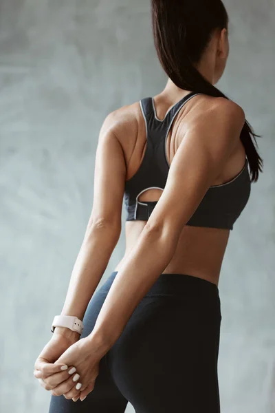 Kobieta sportowe Odzież sportowa sięga i ramiona — Zdjęcie stockowe