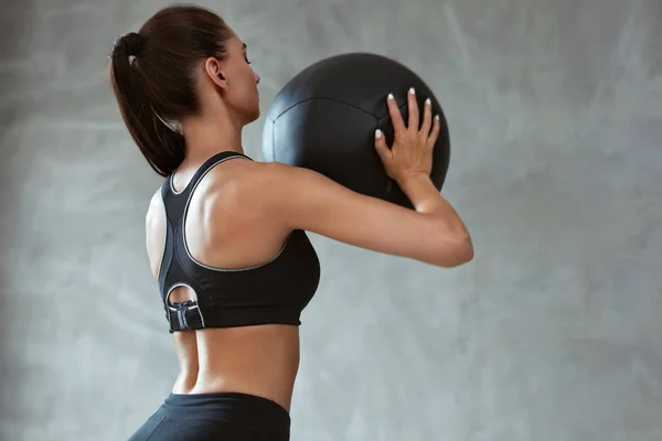 Mulher em Moda Roupas Esportivas Treino com Med- Ball — Fotografia de Stock