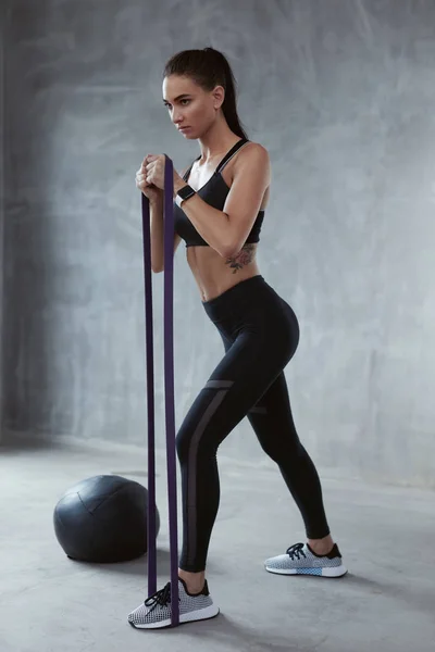 Γυμναστήριο άσκηση. Αθλητικά γυναίκα η άσκηση με αντίσταση μπάντα — Φωτογραφία Αρχείου