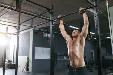 Eğitim. Pull Ups egzersiz spor raf üzerinde yapan spor erkek