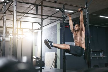 Eğitim. Pull Ups egzersiz spor raf üzerinde yapan spor erkek