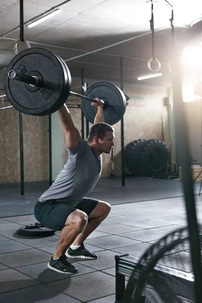 Sport uomo sollevamento bilanciere riga a allenamento palestra — Foto Stock