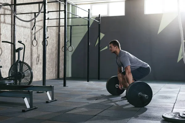 Kreuzheben. Sportler hebt Langhantelruder im Fitnessstudio — Stockfoto