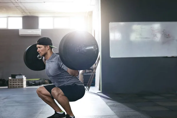 Treino no ginásio. Homem de esportes fazendo agachamentos com linha de Barbell — Fotografia de Stock