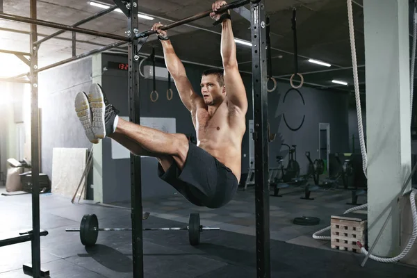 Entrenamiento. Hombre deportivo haciendo ejercicio Pull Ups en el rack deportivo —  Fotos de Stock