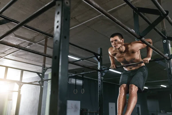 Training. Sports Man Doing Pull Ups Exercise On Sport Rack — Stock Photo, Image