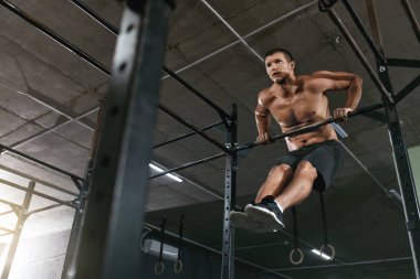 Eğitim. Pull Ups egzersiz spor raf üzerinde yapan spor erkek