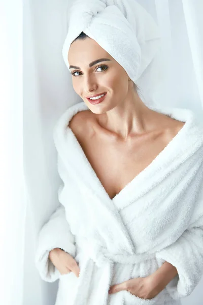 Spa Skin Care. Mulher bonita em toalha no salão de beleza Spa — Fotografia de Stock