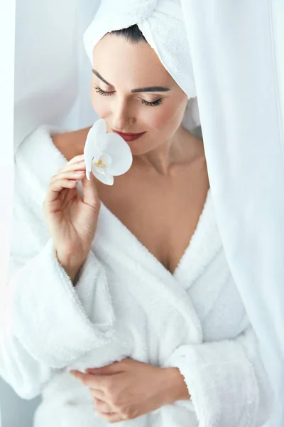 Beauty Spa Salon Woman Towel Body Skin Care Orchid Flower — Stock Photo, Image